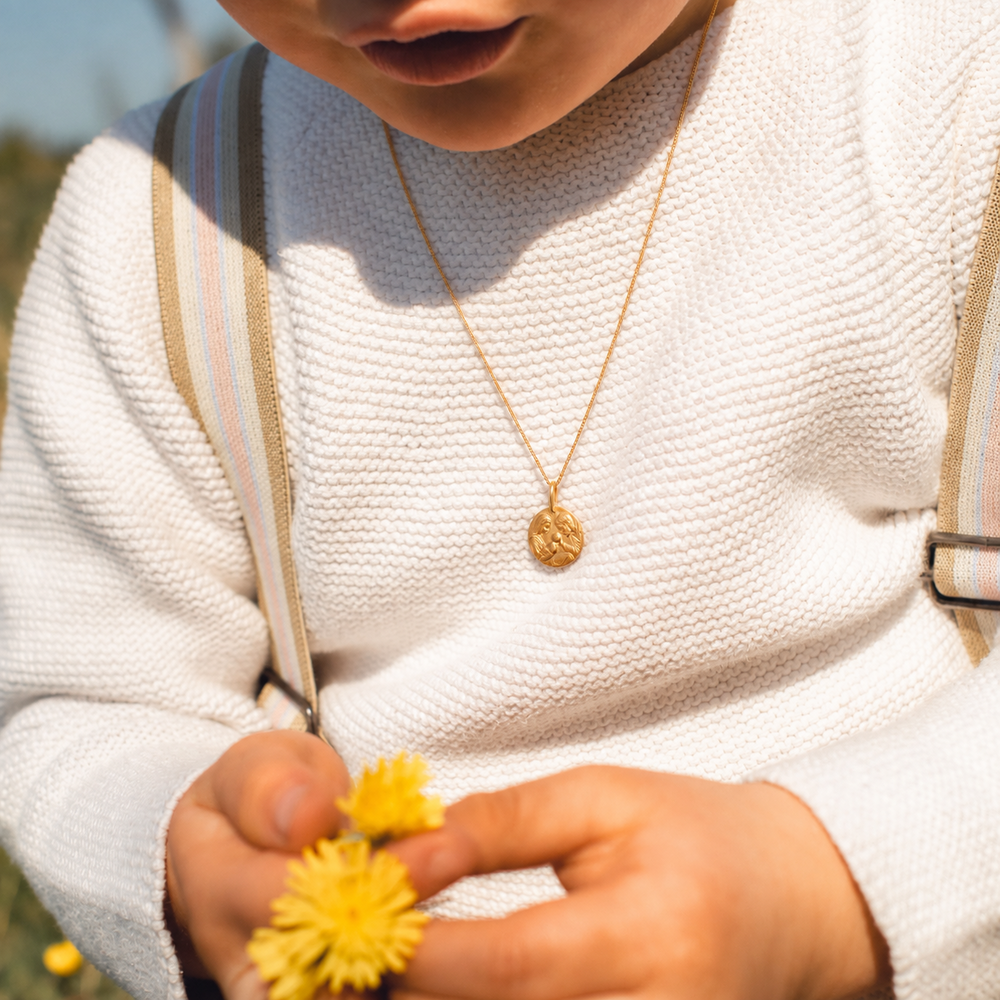 Photo de Mini médaille sainte famille de nazareth - or jaune 18 carats