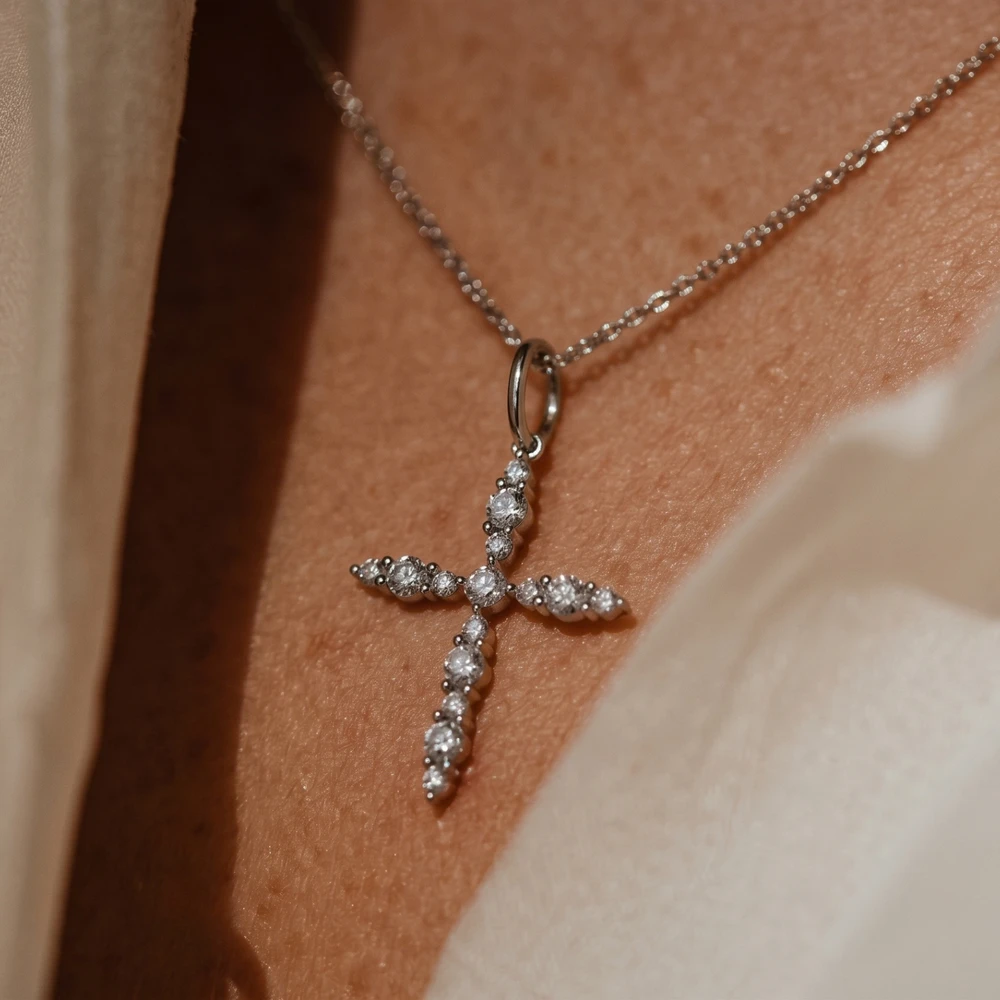 Photo de Pendentif croix flore diamants - or blanc 18 carats